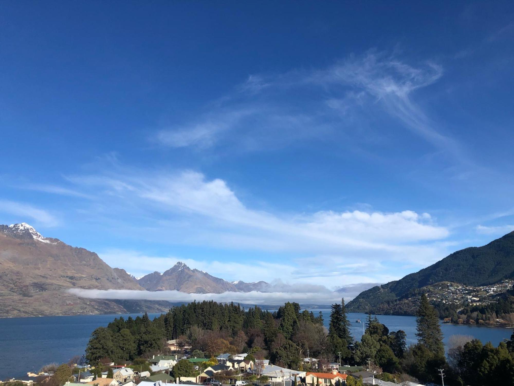 Ramada By Wyndham Queenstown Central Esterno foto