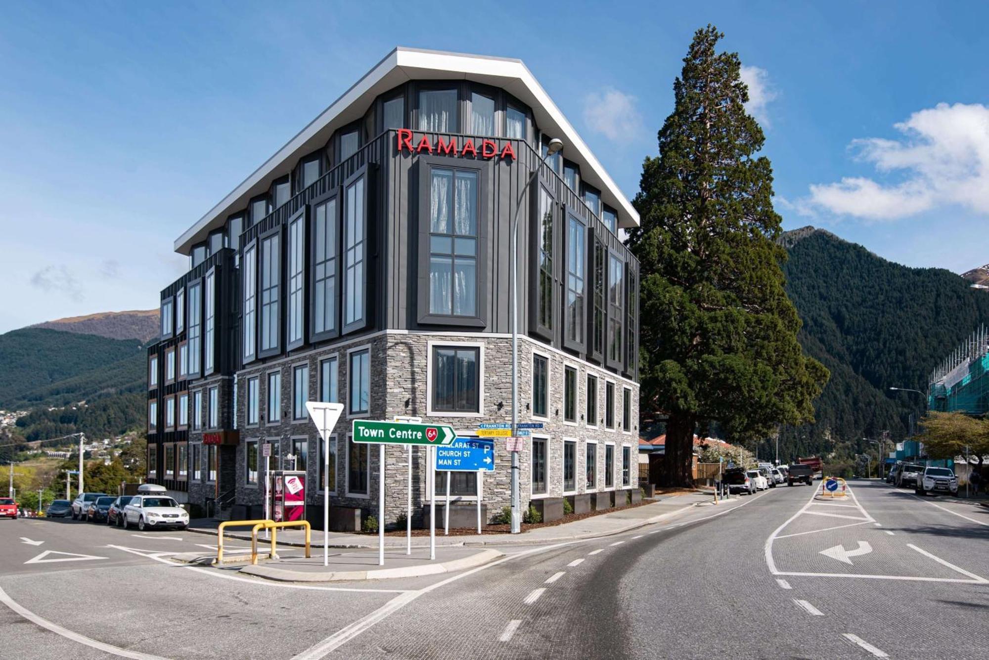 Ramada By Wyndham Queenstown Central Esterno foto