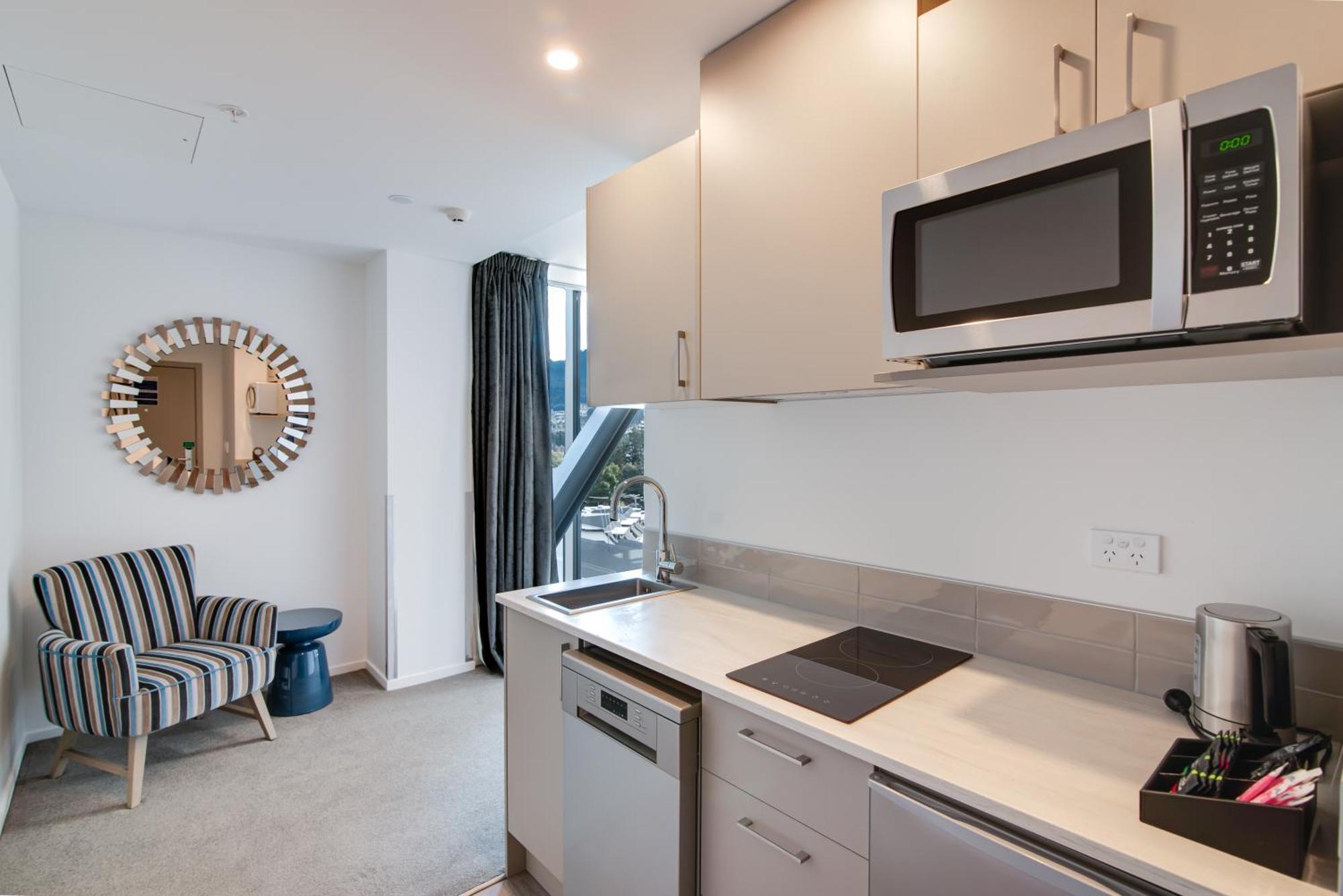 Ramada By Wyndham Queenstown Central Esterno foto